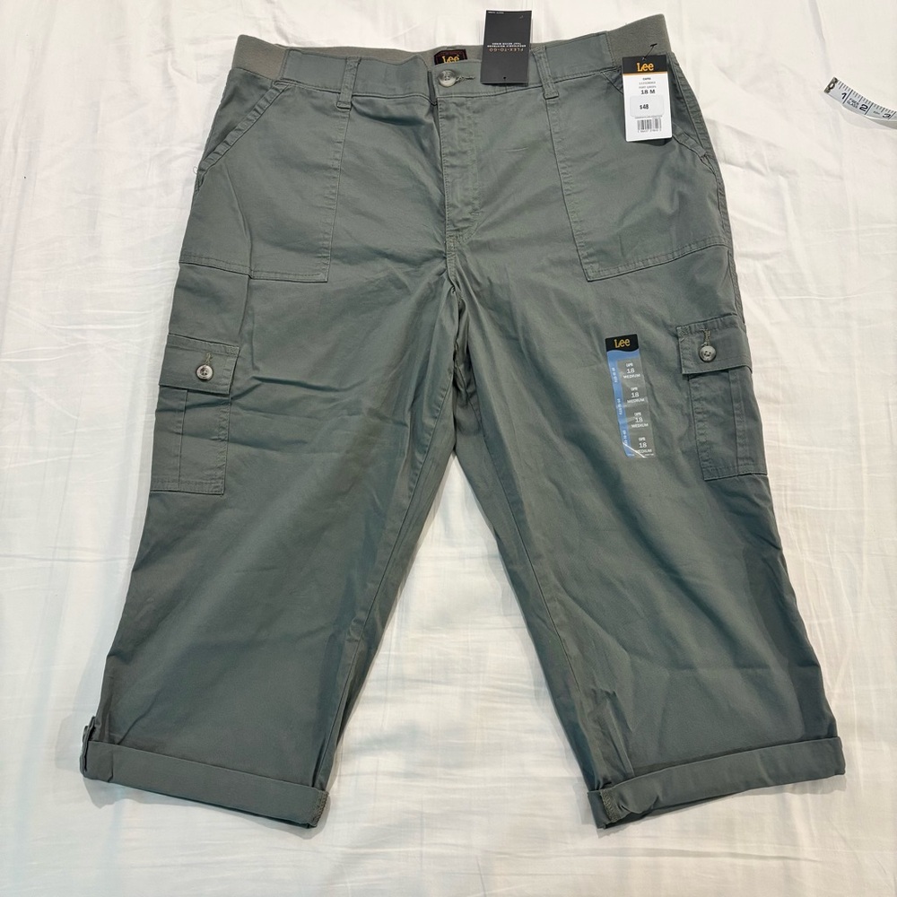 NWT Lee Women’s Fort Green Cotton Cargo Capris Pants Size 18 M
